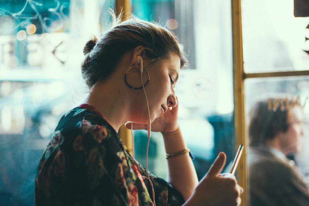 Headphones increase the solitude during a commute. 